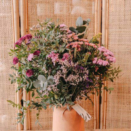 Jarrón de barro con ramo variado