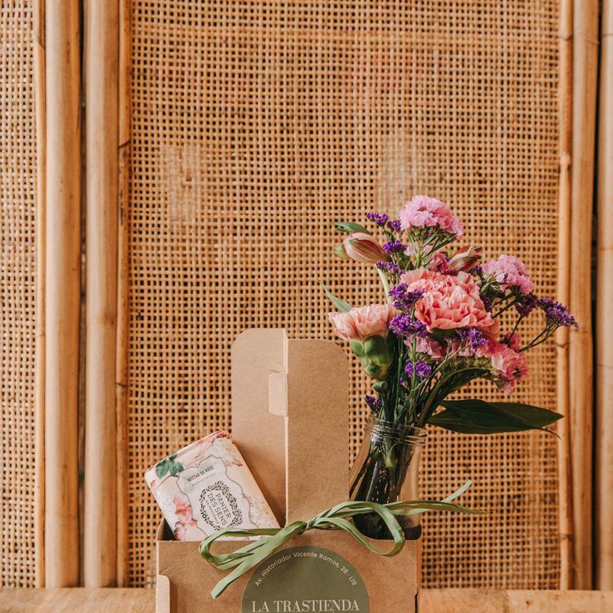 - Ramo de flores económicas con claveles y margaritas - Detalle floral asequible en Alicante - Ramo barato con estilo de Floristería La Trastienda