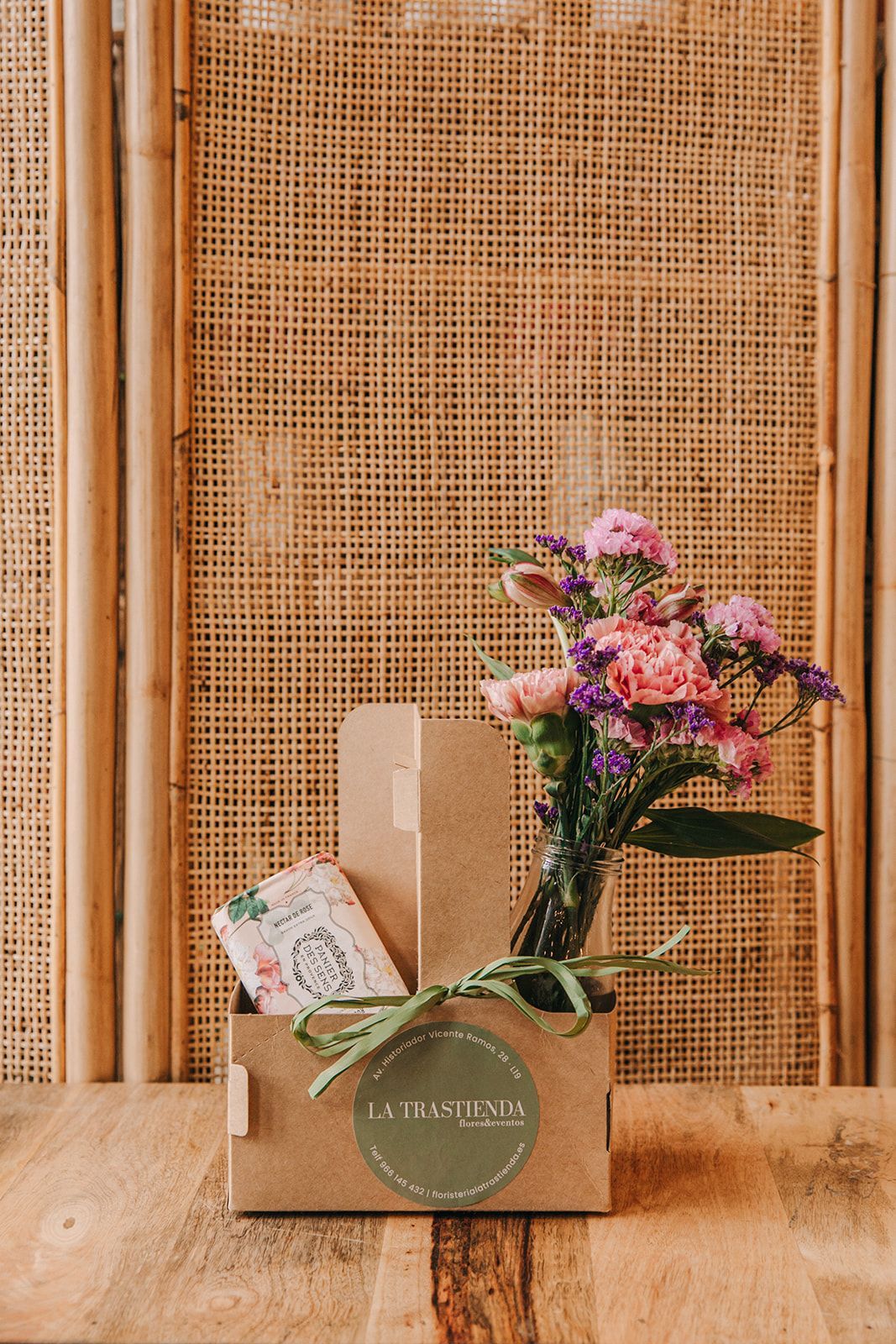 - Ramo de flores económicas con claveles y margaritas - Detalle floral asequible en Alicante - Ramo barato con estilo de Floristería La Trastienda