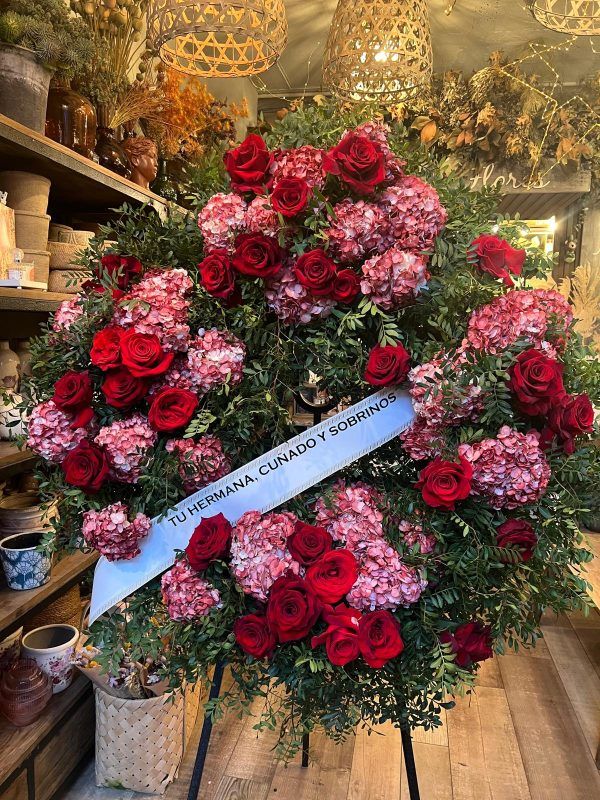 - Corona de flores blancas para funeral en Alicante - Centro floral para velatorio con rosas y lirios - Ramo fúnebre con entrega a domicilio en Alicante