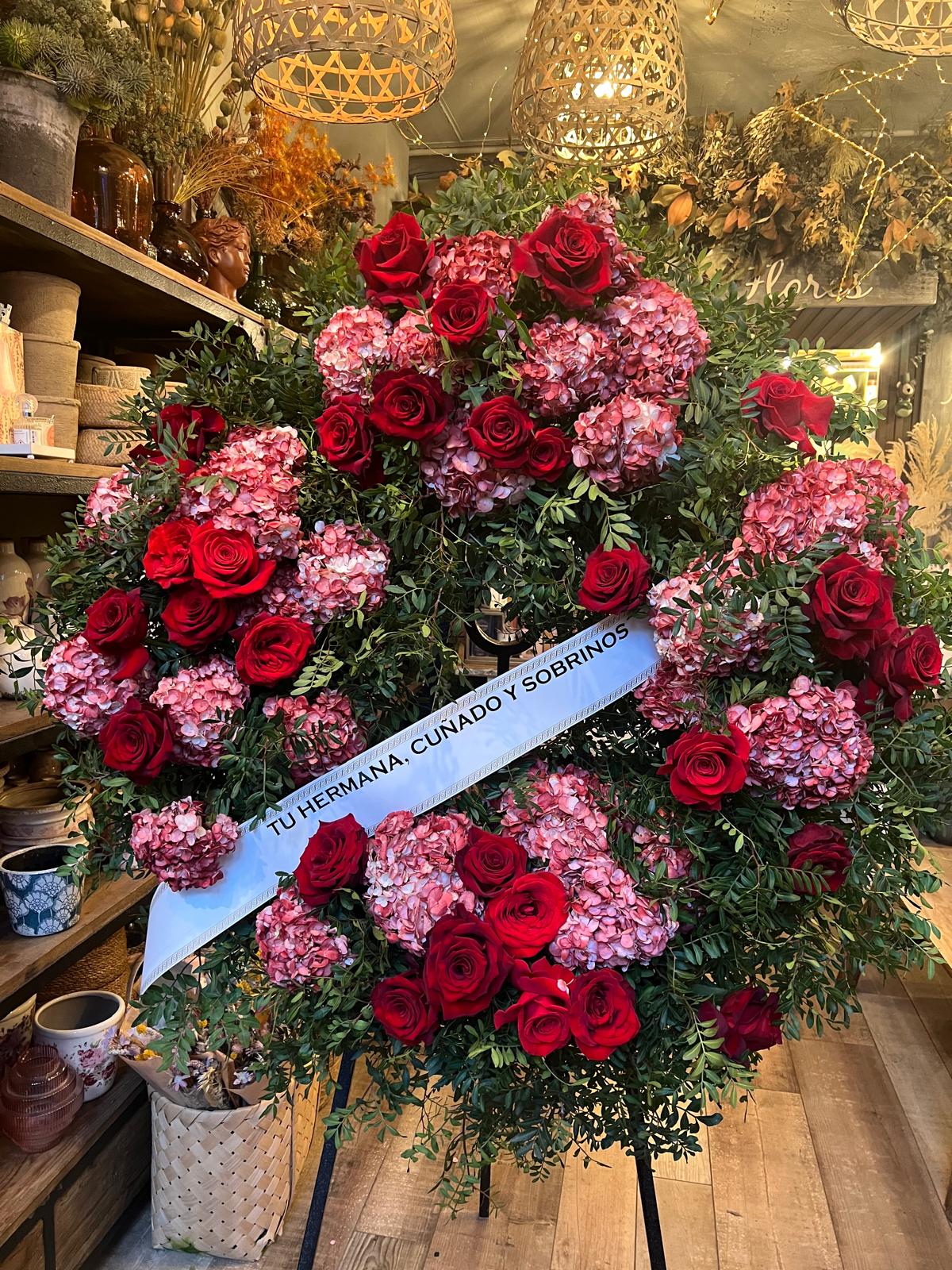 - Corona de flores blancas para funeral en Alicante - Centro floral para velatorio con rosas y lirios - Ramo fúnebre con entrega a domicilio en Alicante
