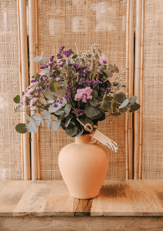 Ramo de flores de invierno con anémonas, jacintos y amaryllis decorando un salón