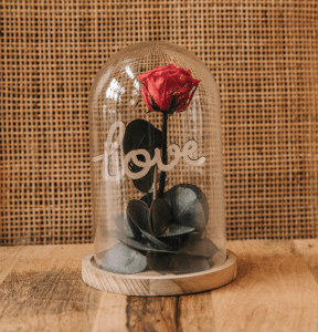 Ramo de flores rom&aacute;nticas con rosas rojas, tulipanes y ran&uacute;nculos para San Valent&iacute;n